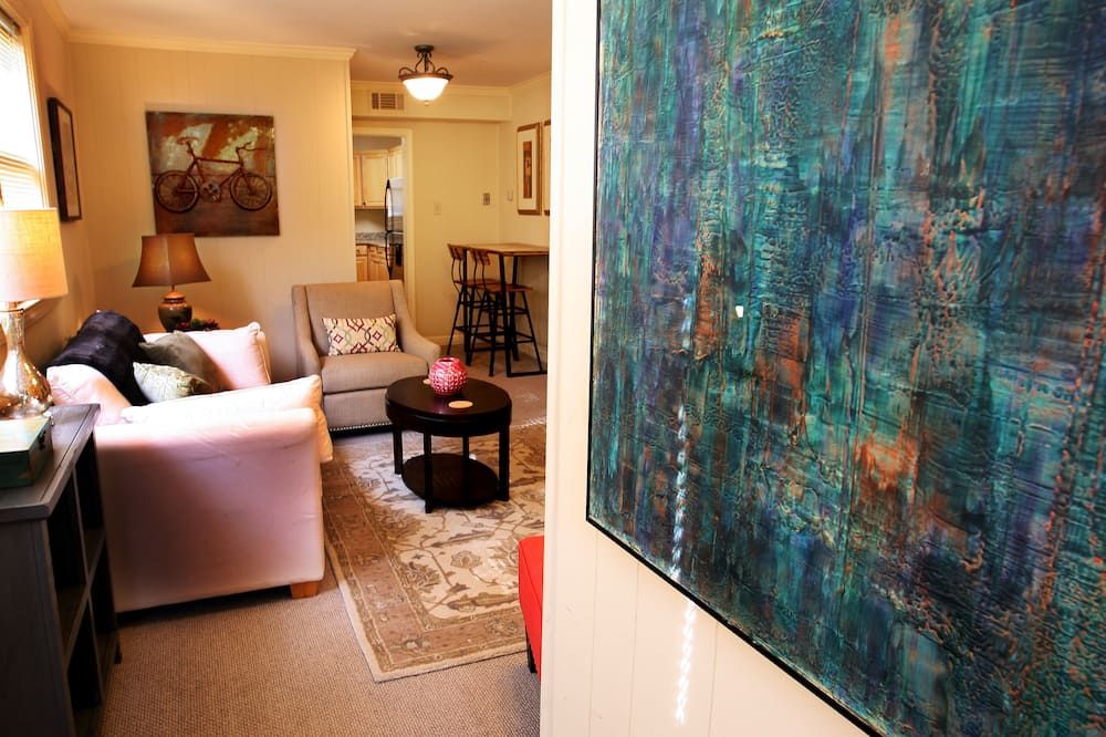 Charming and Cozy Living in the Brown Door Cottage - ממפיס - סלון