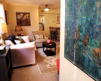 Charming and Cozy Living in the Brown Door Cottage - Memphis - Living room