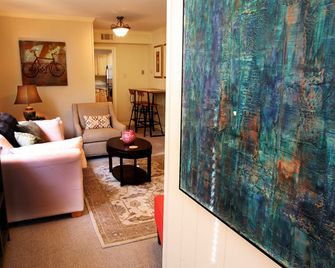 Charming and Cozy Living in the Brown Door Cottage - ממפיס - סלון