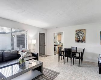 Beautiful 1bd, prime location, free parking, bbq, pets - Delray Beach - Living room