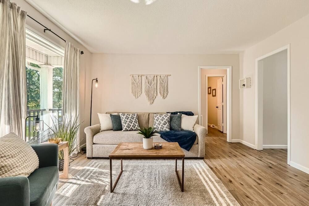 King Bed & Fire-pit in Central Charlotte - Charlotte - Living room