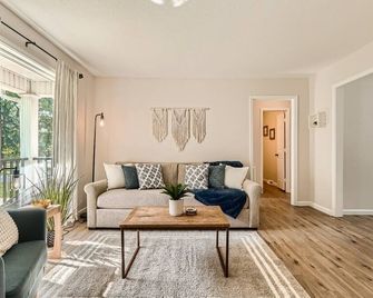 King Bed & Fire-pit in Central Charlotte - Σάρλοτ - Σαλόνι