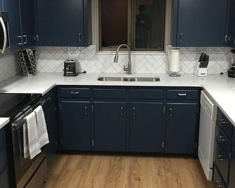 Perfect For Long Stays. Recently Remodeled 2 Bedroom 1.5 Bathroom Unit. - Caldwell - Kitchen