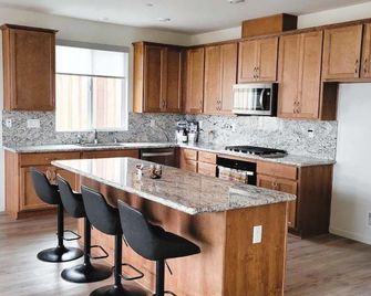 Charming 3-bedroom house in tranquil Hollister with AC - Hollister - Cocina