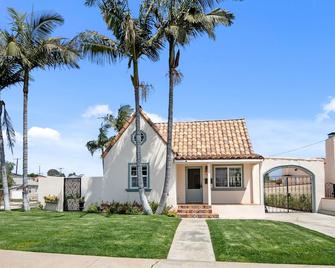 Cheerful 6-Bedroom Villa with Hot-tub - San Pedro - Building