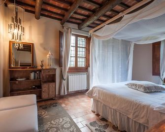 charming apartment with pool just 4 km from the center of Arezzo and 6 km from t - Arezzo - Bedroom