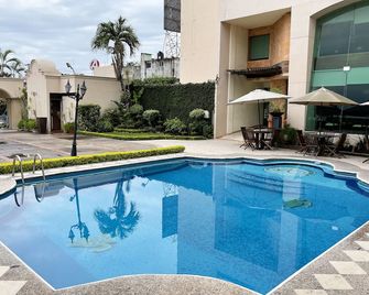 Hotel Victoria Poza Rica by Brahma - Poza Rica - Piscina