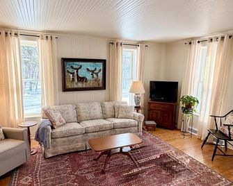 Log House: Historic Charm, Modern Comfort on 72 Acres+ Water - Portage - Sala de estar