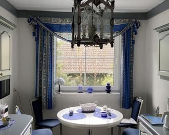 Elegantly and playfully furnished apartment 104 sqm - Linz am Rhein - Essbereich