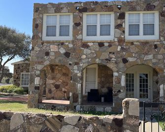 Historic Rock House Apartments- Corporate Residence in Big Spring, Texas - Big Spring - Rakennus