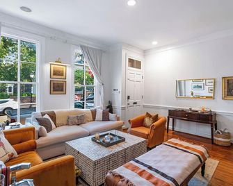 Luxe Cameron House / Off King St / Est. 1870 - אלכסנדריה - סלון