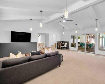 Vista Lux Hideaway - Palm Springs - Living room
