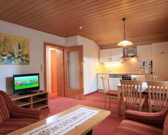 Wellness Pension Hollaus - كيرتشبرغ ان تيرول - غرفة معيشة