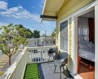 1 Mi to Dtwn! Bright Long Beach Apartment - Long Beach - Balcón