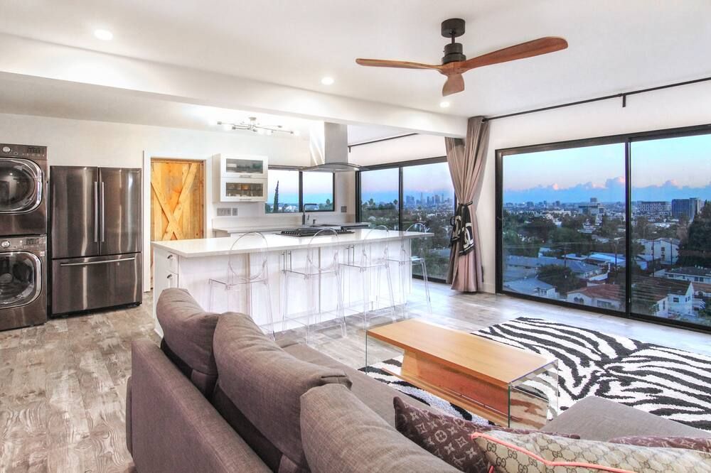 Hollywood Hills Iconic City Skyline Views! - Los Angeles - Living room