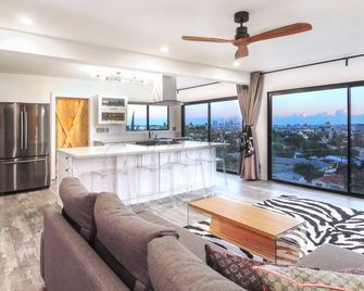 Hollywood Hills Iconic City Skyline Views! - Los Angeles - Living room