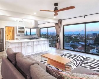 Hollywood Hills Iconic City Skyline Views! - Los Angeles - Living room