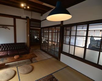 Taketa Station Hostel Cue - Taketa - Living room