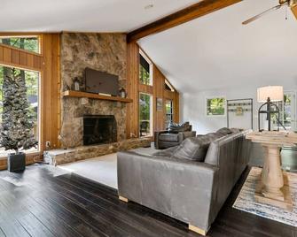 Waterfront 2 bedroom cabin with indoor fireplace and private dock - Dawsonville - Wohnzimmer