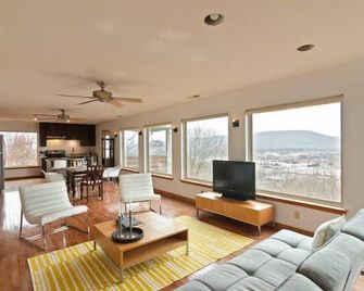 'city Overlook & Hideway' Above Downtown Chattanooga - Chattanooga - Living room