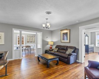 Downtown 4BR with 2 King Beds! Walking distance to SEMO and the River Front. - Cape Girardeau - Living room