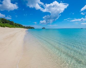 Le Nautique Beachfront Apartments - Anse Royale - Plaża