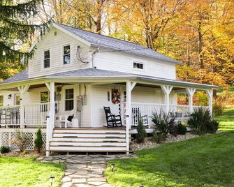 Historic 5-Acre Farmstay: Hot Tub, Sauna, Fishing Pond, Fire Pit, Pet-Friendly! - Bellville - Edificio