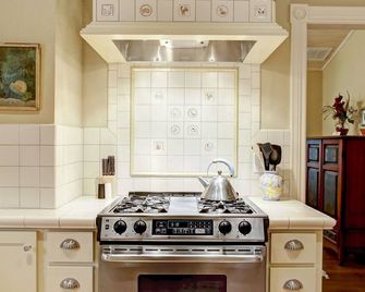 Teacher's Cottage @ Riven Rock Ranch in Comfort TX - Comfort - Cocina