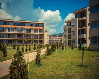 Holiday Fort Golf Club - Bãi biển Sunny - Toà nhà