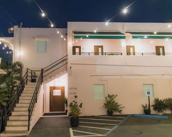 Room 8: Colorful Crash Pad Near Cerra Art - San Juan - Budova