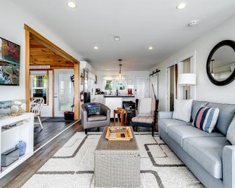 Impressive Waterfront Cottage with Fantastic Views in Leamington, Ontario - Leamington - Living room