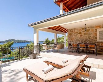 5 bedroom cozy home in Prizba - Blato - Балкон