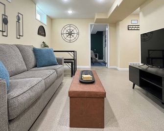 The Travelers Hideaway: King & Queen, Pet-friendly! - Twin Falls - Living room