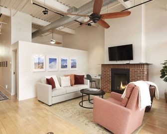 Mid-Valley Modern | Rooftop Deck, A/C, Gym - Basalt - Living room