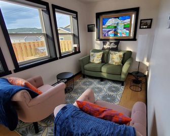 2BR Oceanfront Home in Gros Morne Ntl Park - Rocky Harbour - Living room