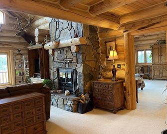 Grandpa’s Place. Stunning, Private Log Home with Fishing Pond & Firepit & Calm. - Custer - Living room
