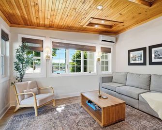 Boothbay Harbor King Suite - Room 1 at Greenleaf Inn - Balcony, Harbor Views! - 布斯貝港 - 客廳