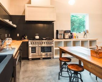 Romantic Lake Farm Gem: Ofuro Tub, Writing Desk, King Bed, Patio, Views! - Jewett - Kitchen