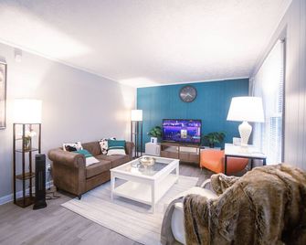 Charming and Cozy Retreat Nestled in the Heart of Atlanta - East Point - Living room