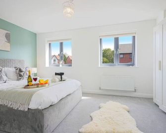 Wavendon Retreat - Sleeps 6 - Driveway Parking, Self-Check-In, Fast Wifi And Smart Tv By Yoko Property - Milton Keynes - Bedroom