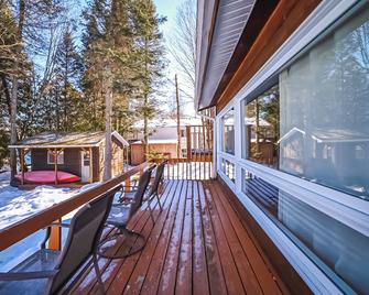 Chalet au bord de la rivière, spa, Wi-Fi, convivial pour détente en famille. - Saint-André-Avellin - Balcón