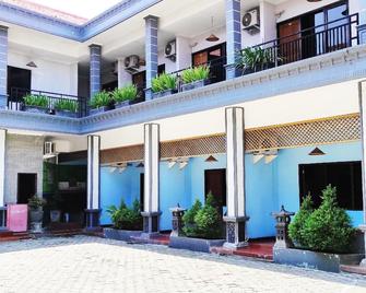 Hotel Salma Syariah Mitra RedDoorz near Terminal Baru Kediri - Kediri - Gebouw