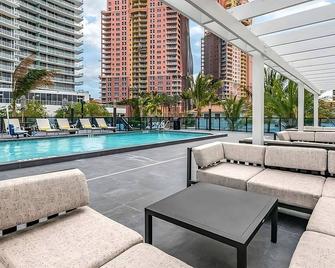 Beach Getaway! Spacious Unit, Steps to Beach, Pool, Valet Parking - Fort Lauderdale - Piscina
