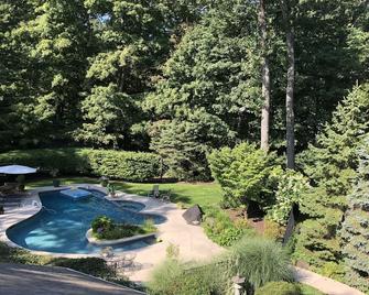 The Red Hill Retreat - Woods Water History Privacy - Croton on Hudson - Pool