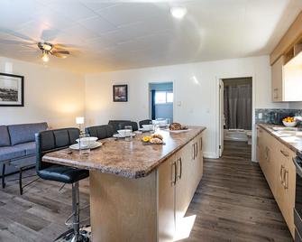 Downie Cottage by Revelstoke Vacations - Revelstoke - Dining room