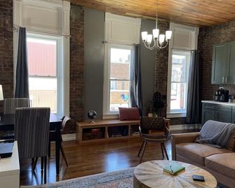 Silver Moon Heights Loft with unique balcony - Chillicothe - Sala de estar