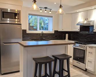 Cozy One-Bedroom Suite Close To The Ocean - Sidney - Kitchen