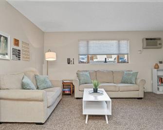 Chic Central Nook - Great Falls - Living room