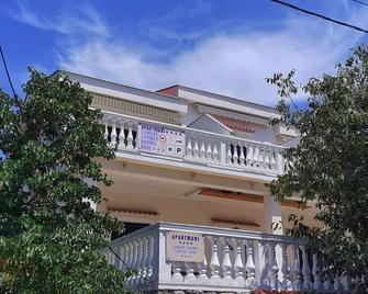 Sea view apartment - Kolan - Building