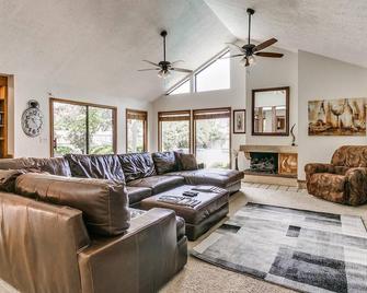 Fun Large 4 Bed/4 Bath W/Pool! Norman/Okc - Norman - Living room